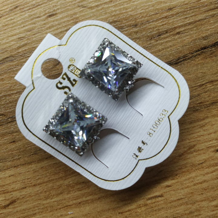 Клипсы Cubic Zirconia со стразами форма кубик средний цвет прозрачный металл серебристый