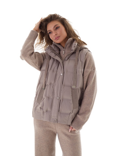 Пуховый жилет с вязаным капюшоном в цвете капучино