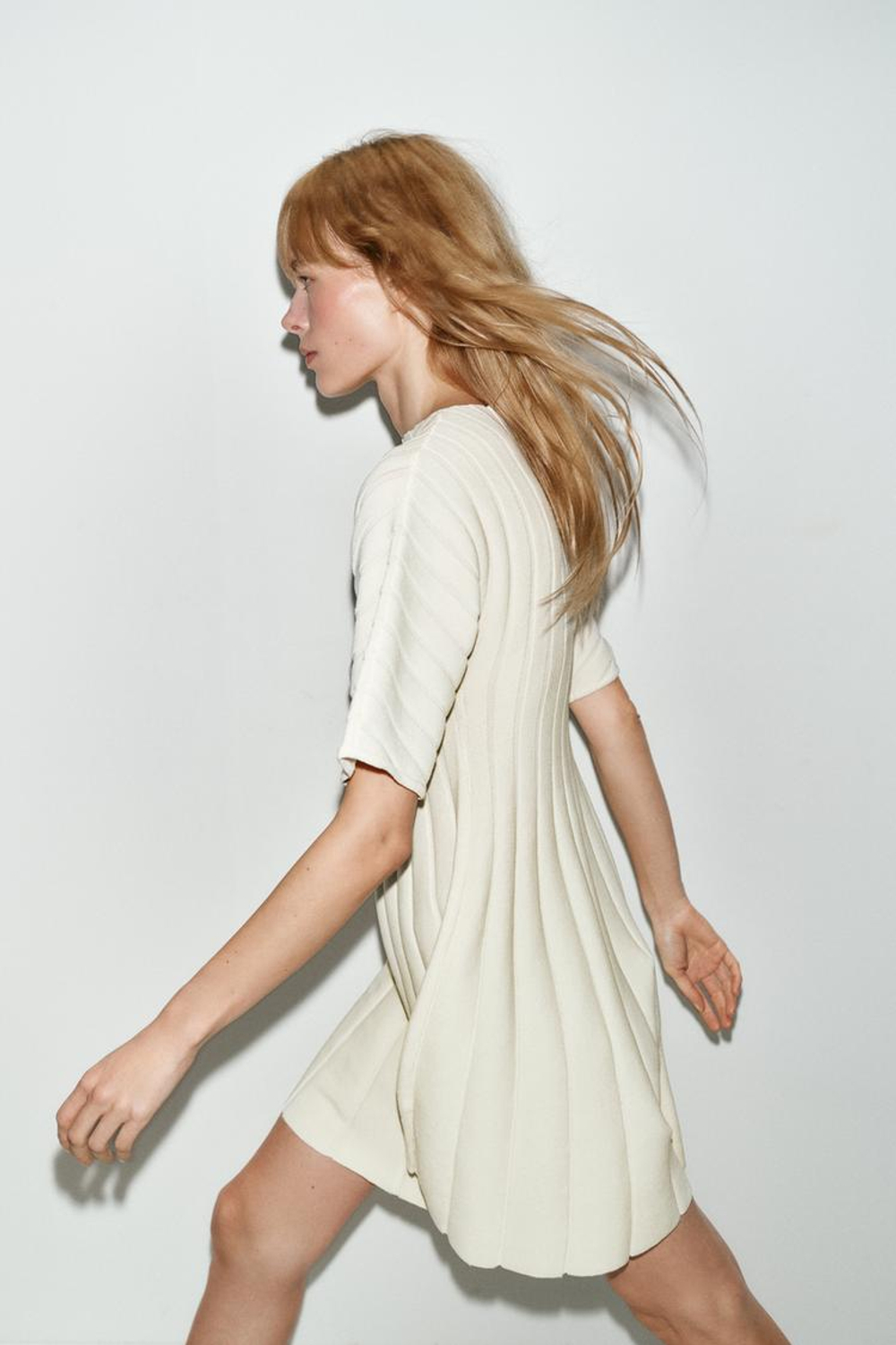 ZARA КОРОТКОЕ ПЛАТЬЕ В РУБЧИК С ОБЪЕМНЫМИ РУКАВАМИ, ЭКРЮ