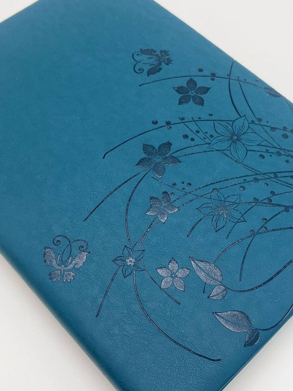 Блокнот 135 л. В5 25*17,5 см лин. т.бирюзовые цветы  (7670-4)