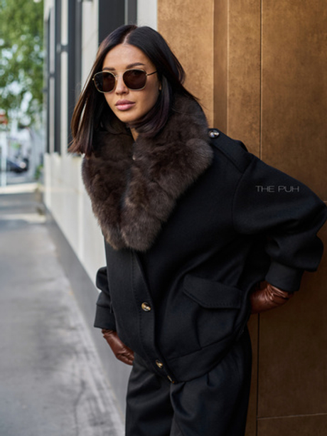Черная куртка с воротником из лисы