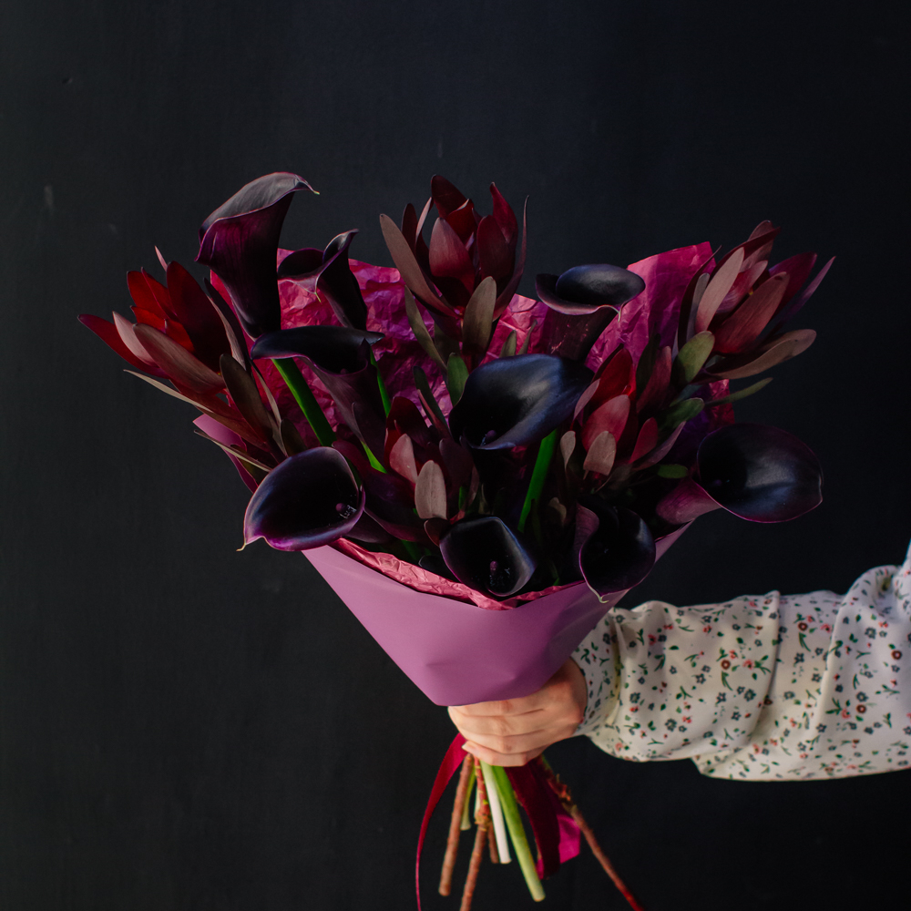 46. Насыщенный дуо-букет с каллами и леукондендронами