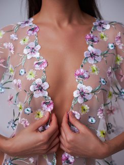 05-157 Вышивка на неэл. сетке 22 см, айвори/розовый/желтый/зеленый (правая)