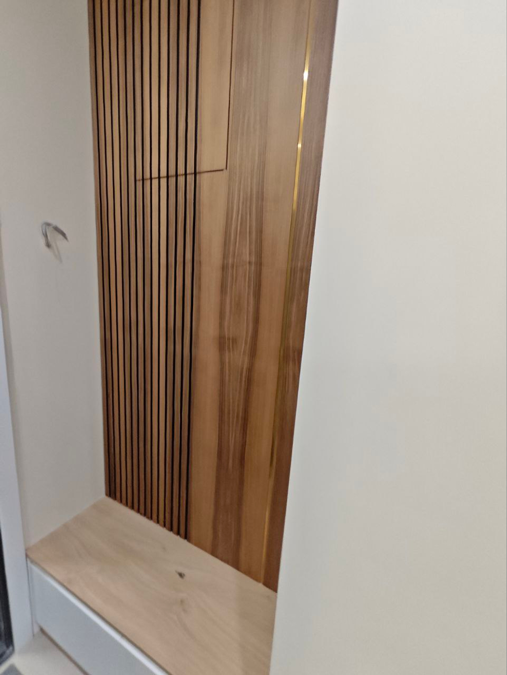 Фрезерованная МДФ панель в шпоне Ореха с латунными вставками