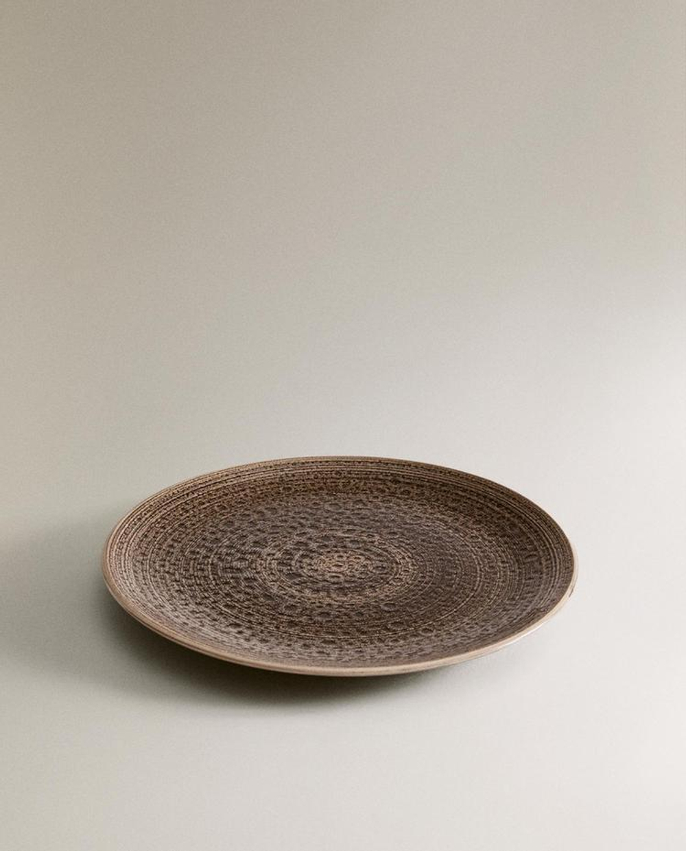 ZARA HOME ТАРЕЛКА С РЕЛЬЕФНЫМ УЗОРОМ, СЕРЫЙ