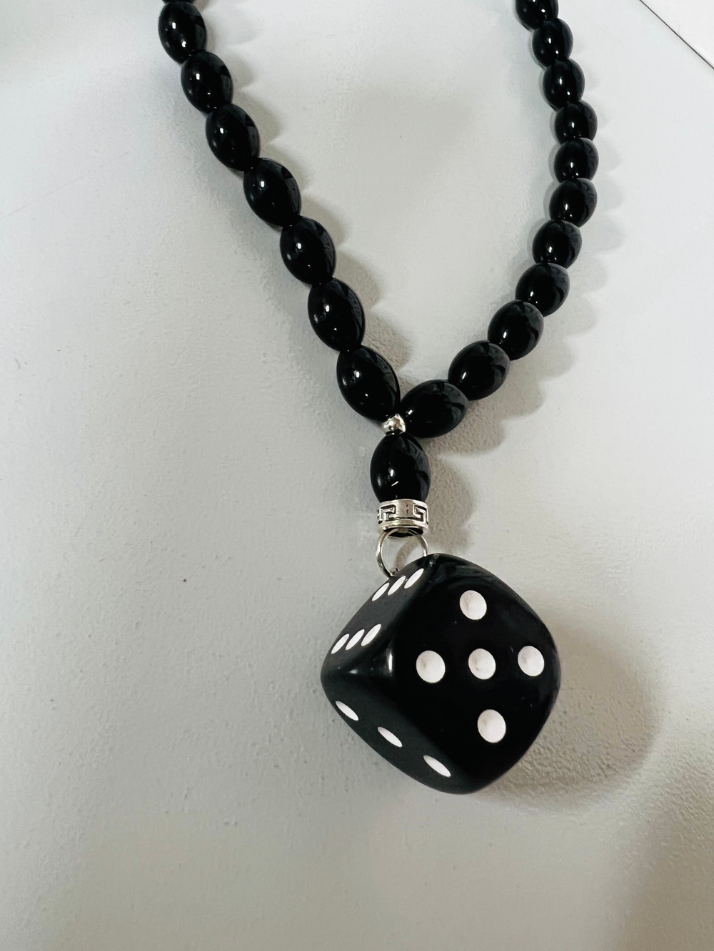 Игрушка-Подвеска на зеркало заднего вида - ЧЕТКИ ЭМАЛЬ Черная - КУБИК черный