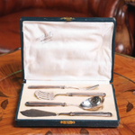 Сервировочный набор из четырех предметов в оригинальном футляре