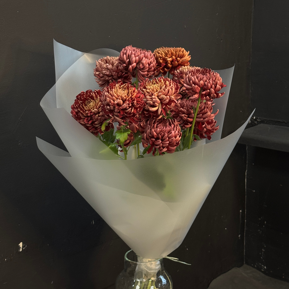 Монобукет из 13 хризантем бигуди