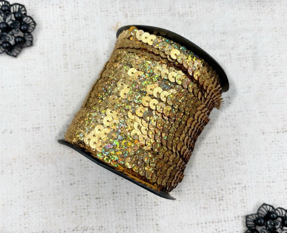 Тесьма пайетки на нитке с голограммой, ш. 0,6 см, тёмное золото