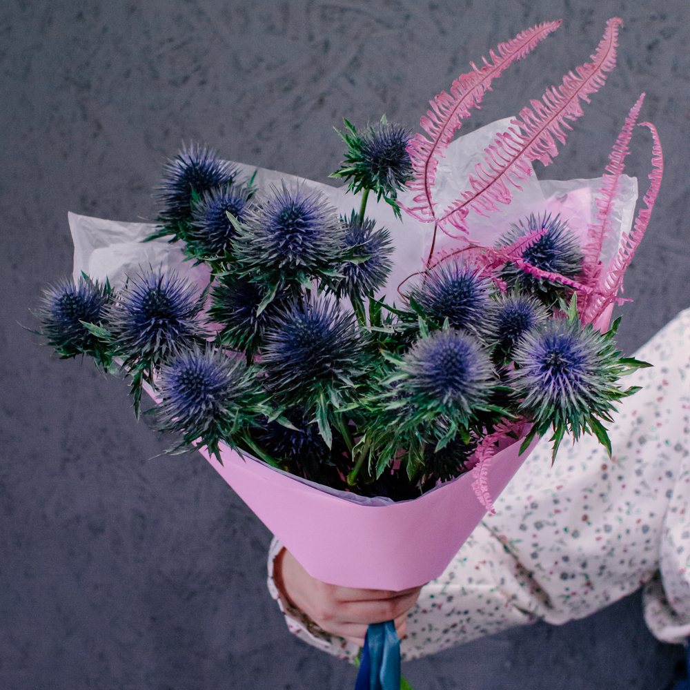 60. Запоминающийся сине-розовый букет с эрингиумом