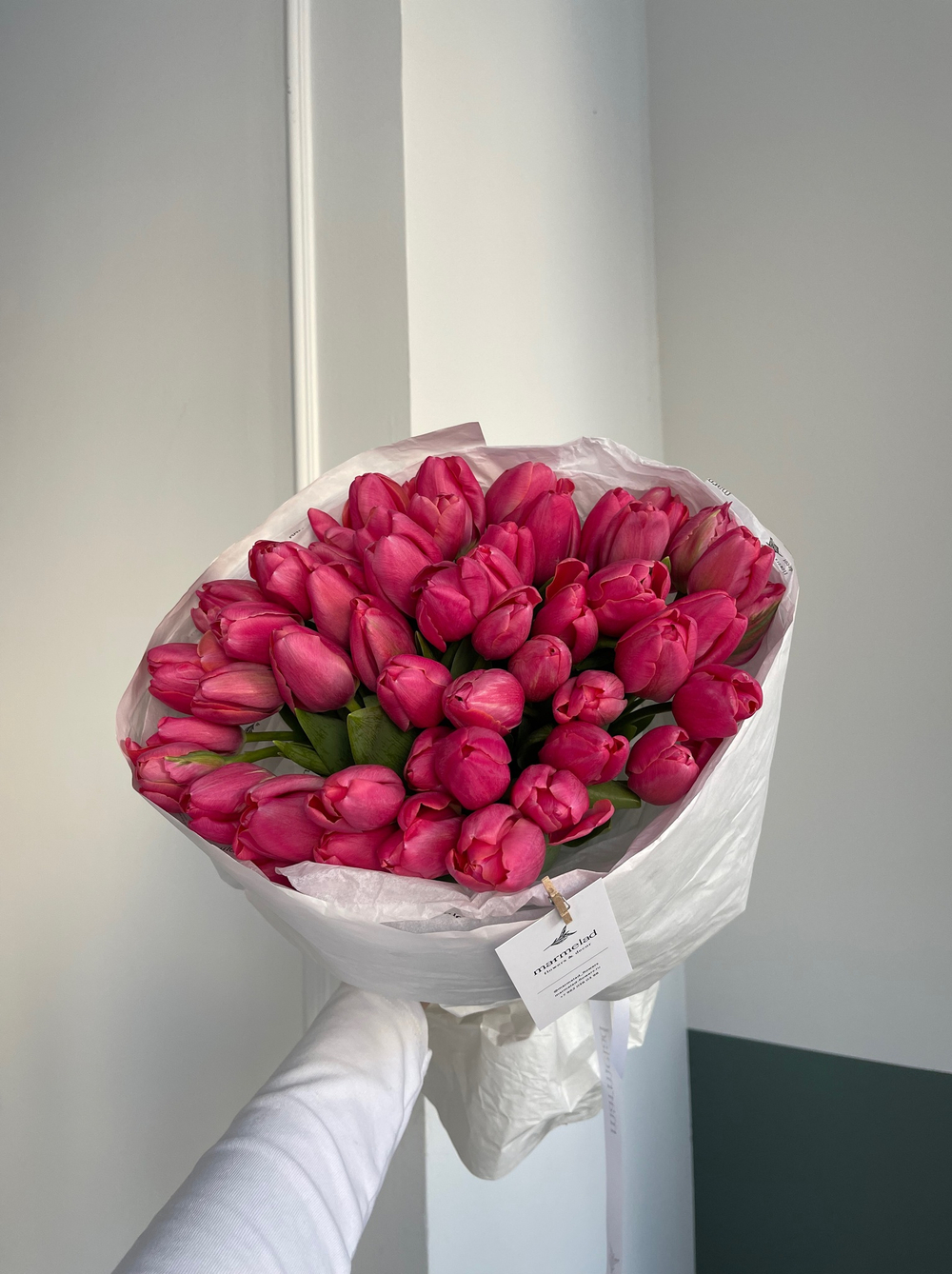 Букет из 51 ярко-розового тюльпана