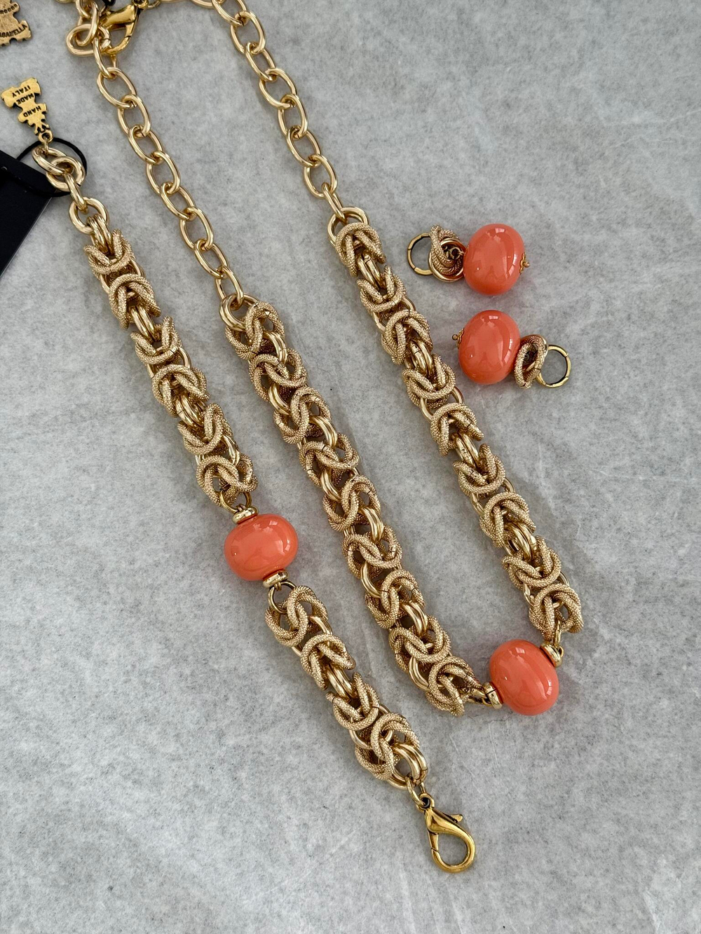 Серьги с коралловым жемчугом Майорка, оттенок золото