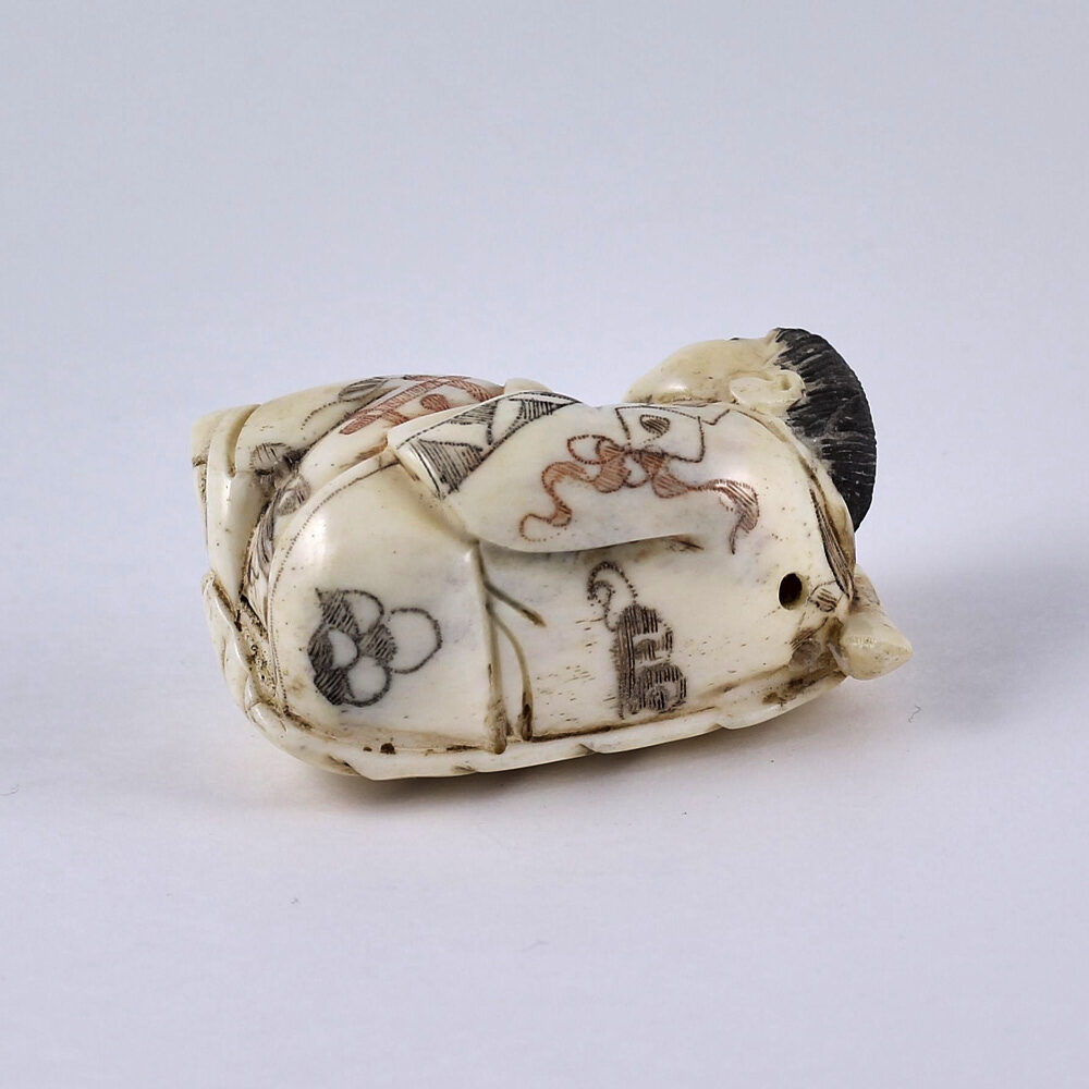 Нэцкэ Ребенок Карако на огромном листочке