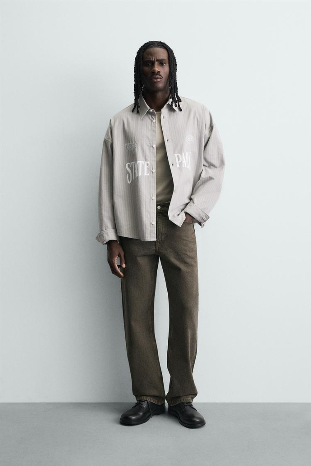 ZARA РУБАШКА В ПОЛОСКУ С КОНТРАСТНОЙ ВЫШИВКОЙ, СЕРЫЙ