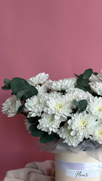 Букет хризантем в шляпной коробке #24