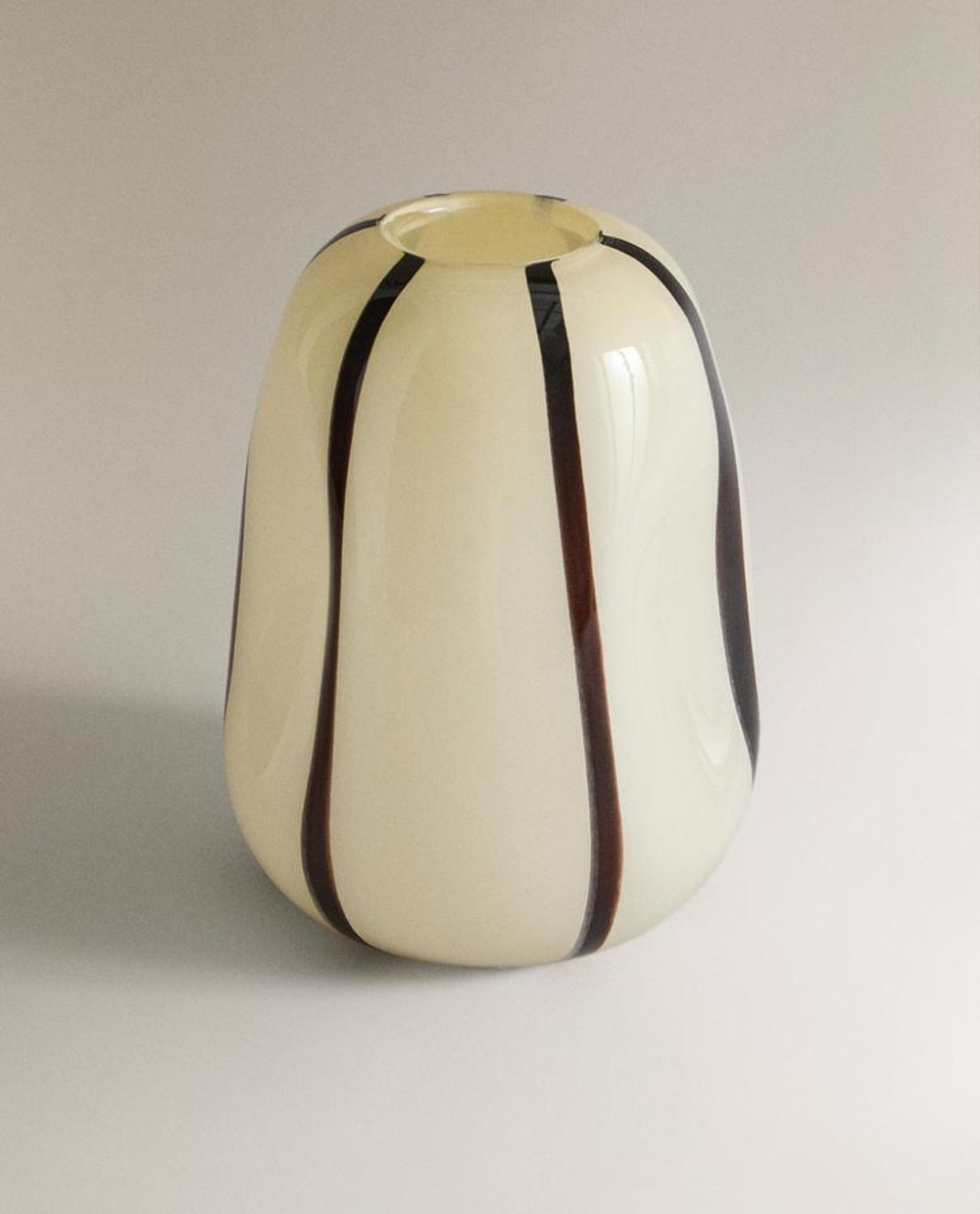 ZARA HOME ВАЗА ИЗ СТЕКЛА С УЗОРОМ В ПОЛОСКУ АСИММЕТРИЧНОЙ ФОРМЫ, БЕЛЫЙ