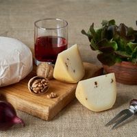 Сыр Качотта из коровьего молока с лисичками и жареным луком, фас., Сернур