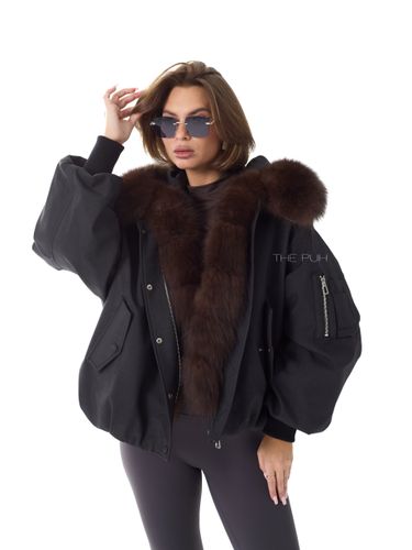 Черная пуховая парка с капюшоном и меховой оторочкой