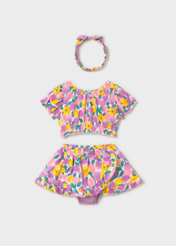 топ с юбкой и повязкой на голову