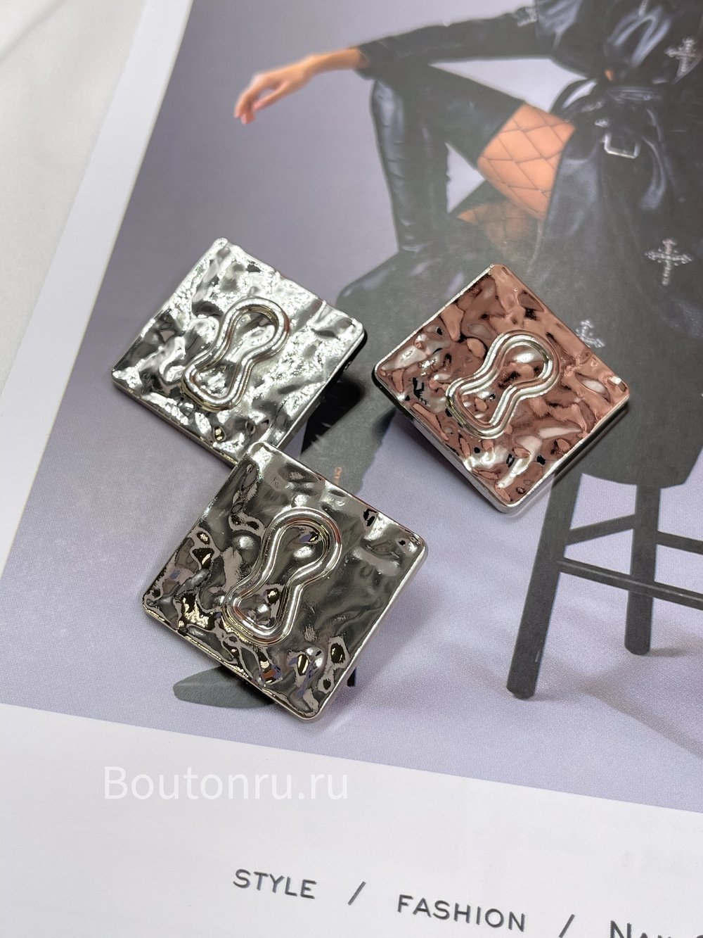 Пуговицы квадратные серебристые из мятого металла  Скиапар. замочная скважина