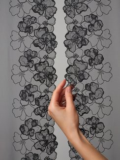 05-164 ОПТ Вышивка на неэл. сетке 21 см, черный/серебро (правая)