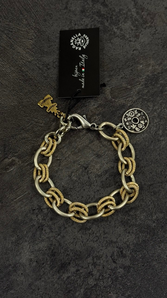 Браслет из матовых серебряных и золотых рифленых колечек с монетой