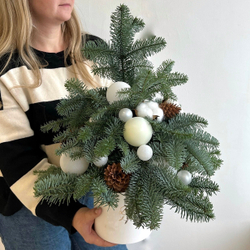 Ёлка из нобилиса с елочными украшениями S 1052