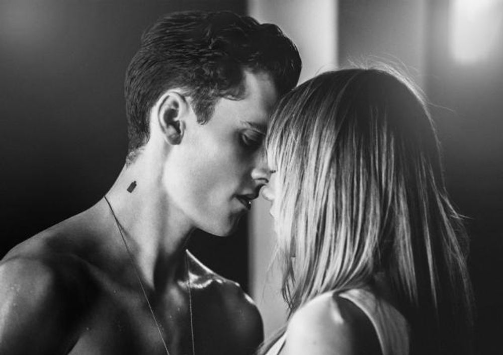 Лицом новинки от BURBERRY  стала модель Сьюки Уотерхаус