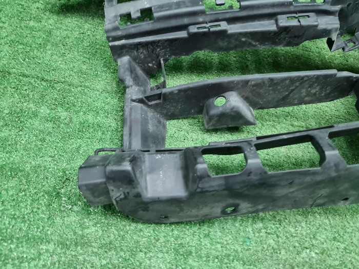 Кронштейн переднего бампера BMW 5er G30 (17-20)