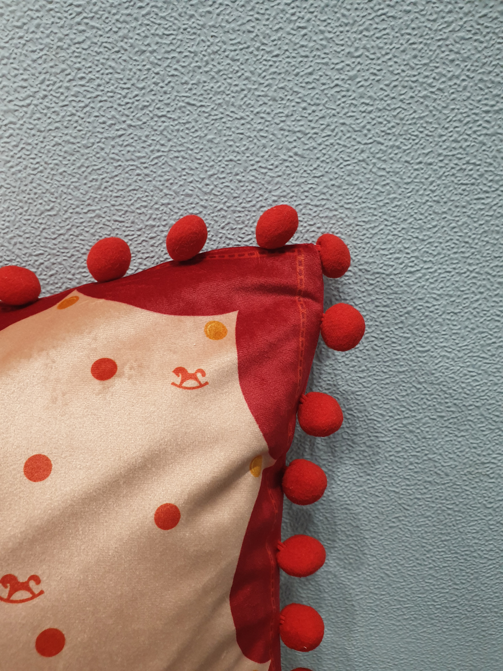 Подушка бархатная с красной лошадкой