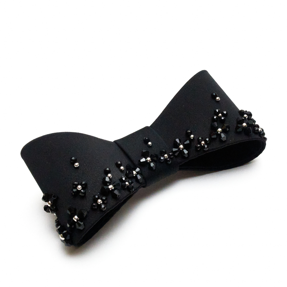 Бант-бабочка с декором из маленьких цветов