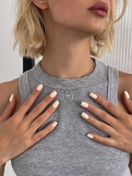 Подвеска Куспид Весы-Скорпион из серебра, фото на модели вблизи 1