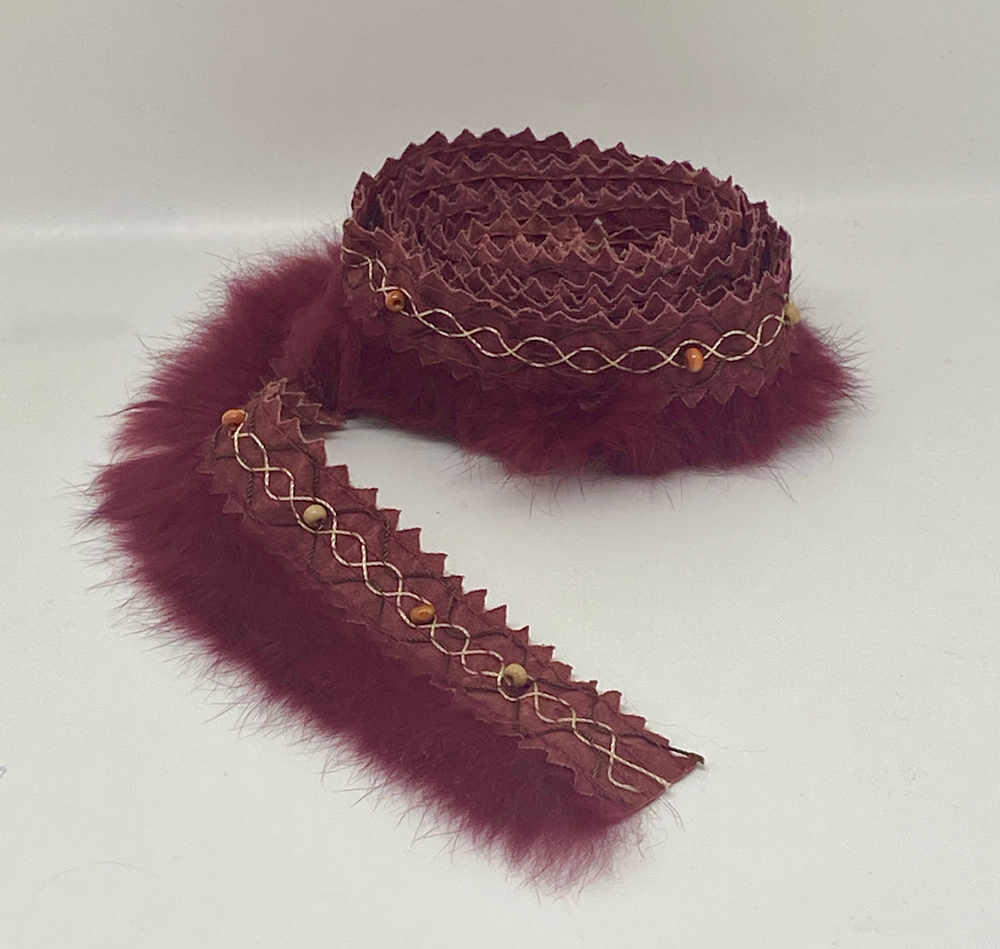 Тесьма отделочная (мех кролика, бусины дерево) бордовый ш-4см. 1м