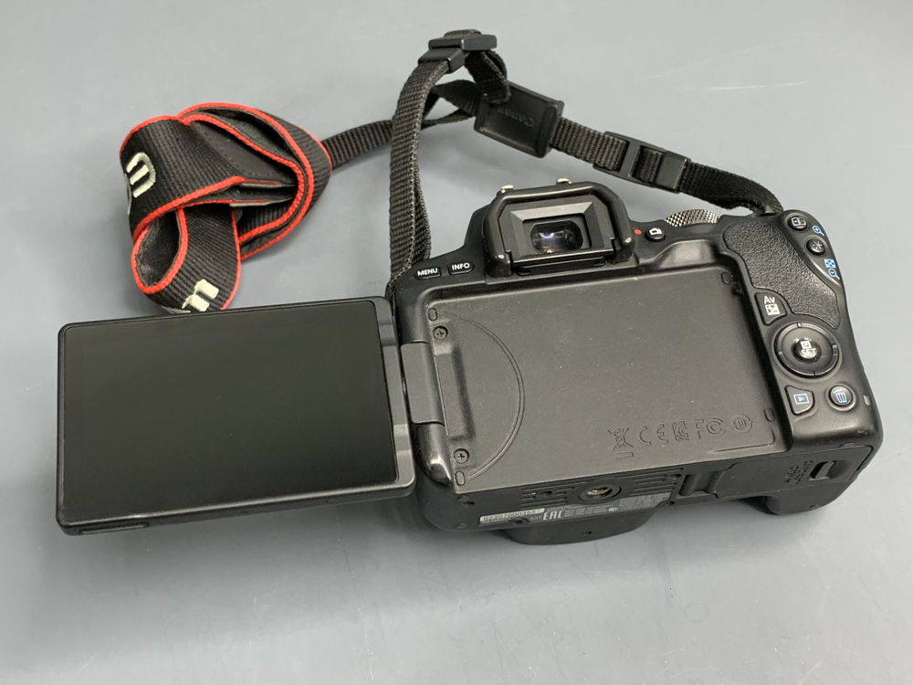 Canon EOS 200D Kit 18-55mm IS STM 41.200 кадров