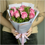 Цветы живые букет из 9 розовых роз с зеленью в упаковке лентой Flor2u