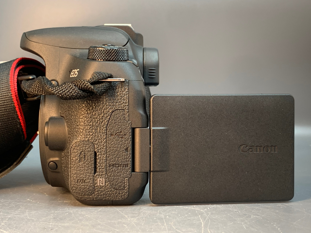 Canon 77D kit 18-55mm 3.5-5.6 IS STM 1650 кадров