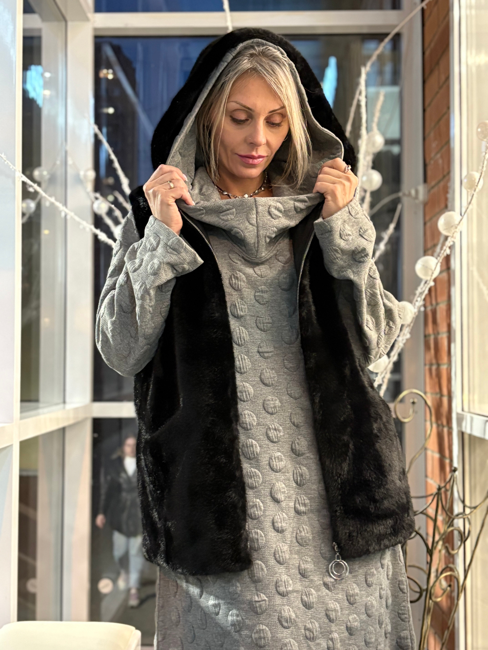 Жилет с капюшоном /черный