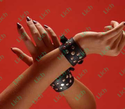 Декоративные наручники на кожаной подкладке