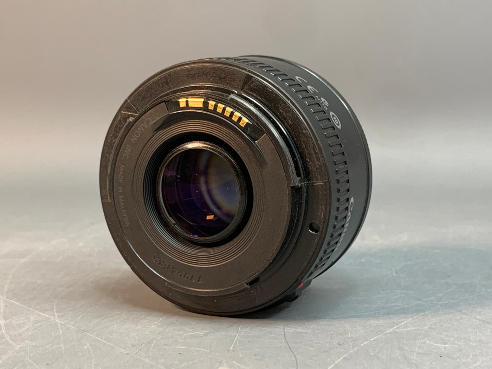 Canon 50mm 1.8 пылинки внутри