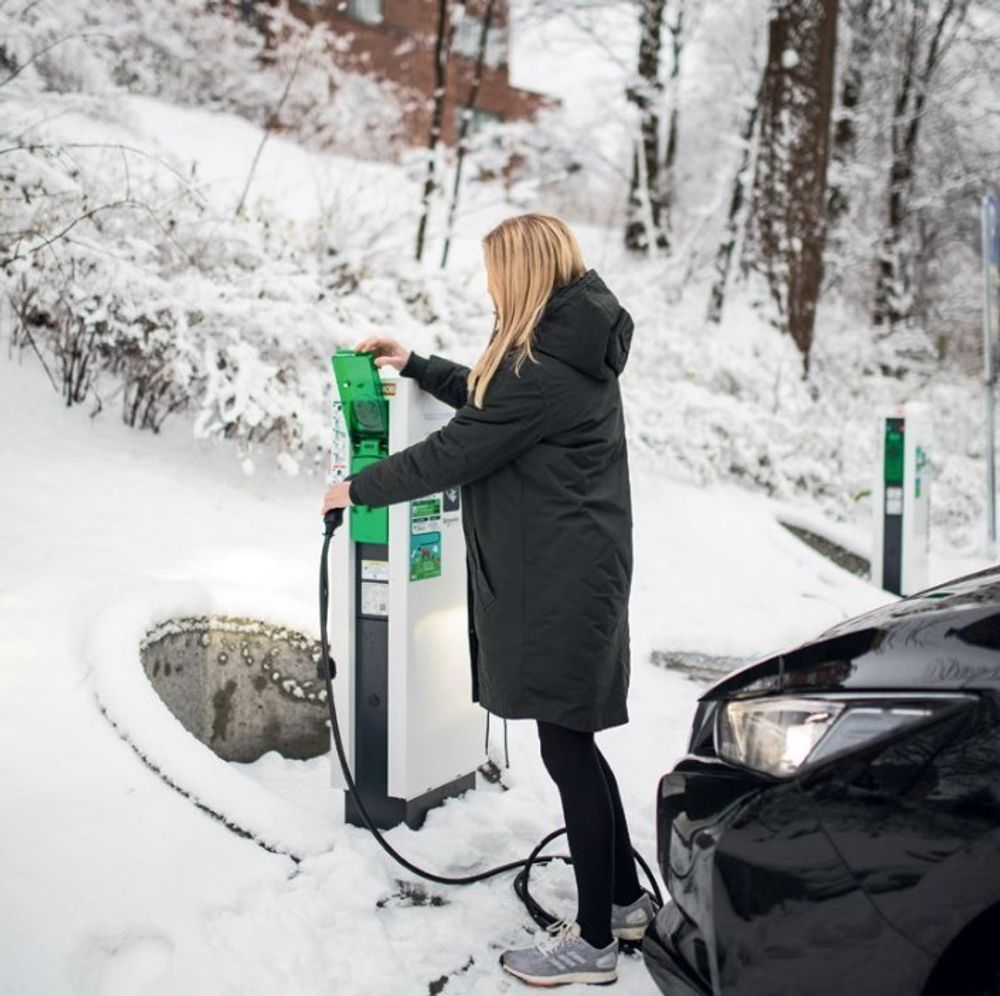 Зарядная станция EVlink PARKING Floor, RIFD (EVF2S7P2FR) - 7