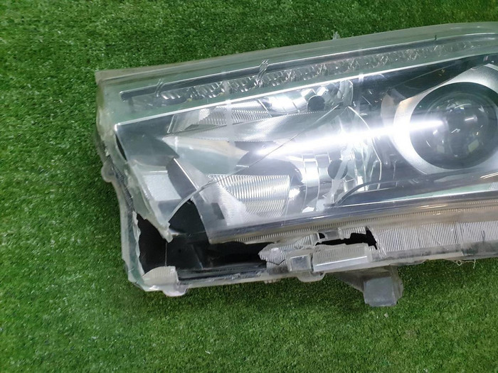 Битая Фара левая Toyota Hilux 8 (2015-2020) LED
