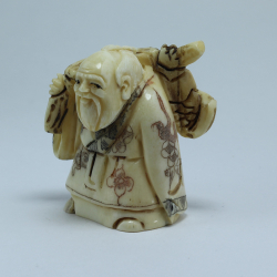 Эксклюзивная нэцкэ Монах с волшебным карпом через плечо