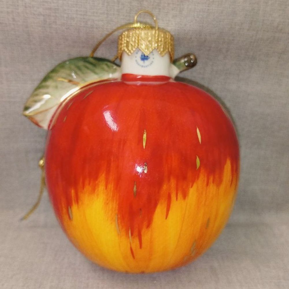 Фарфоровая ёлочная игрушка Яблоко