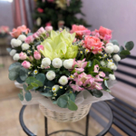 Авторская композиция в корзине с амариллисом