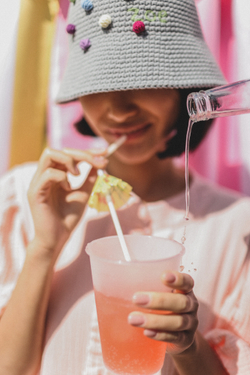 Панама из хлопка серого цвета с разноцветными шишечками