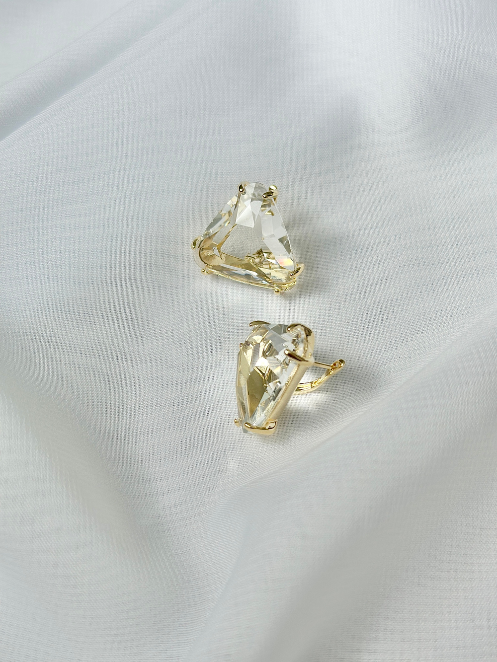 Серьги треугольники прозрачные кристаллы, фурнитура золото.