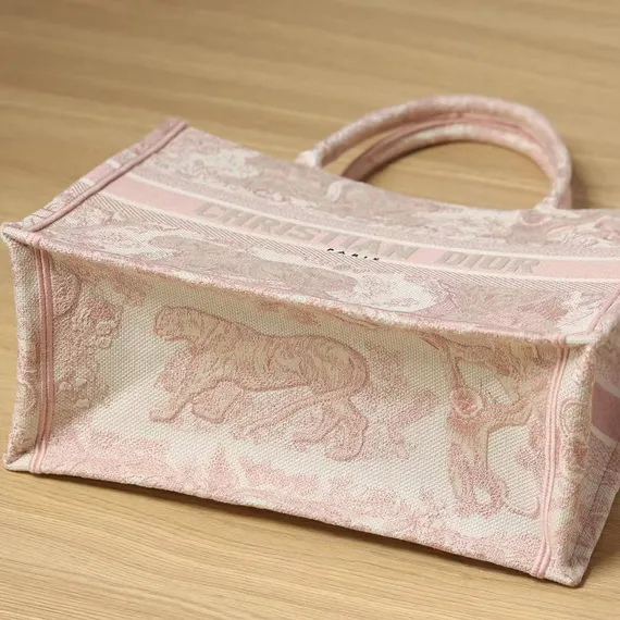 Сумка Dior Book Tote, модель большого формата, розовый