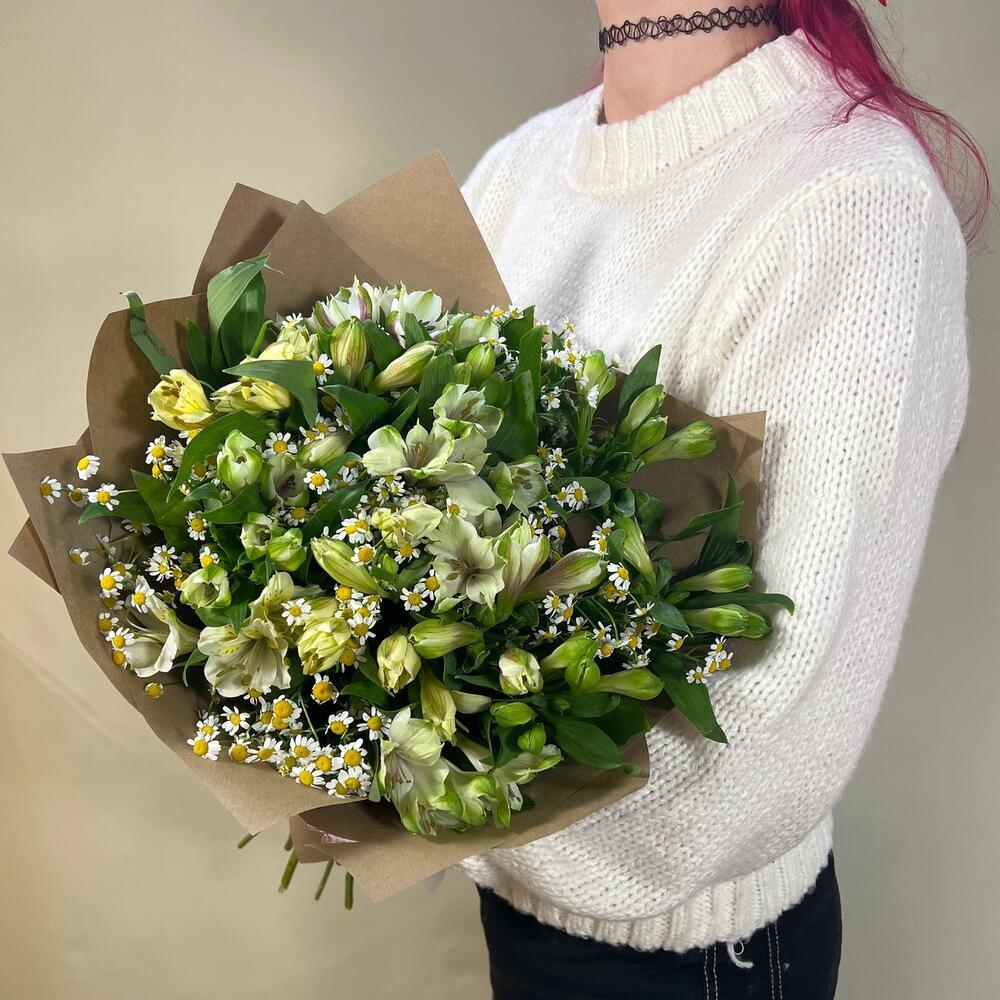 Букет полевых цветов из ромашек и альстромерий (L)