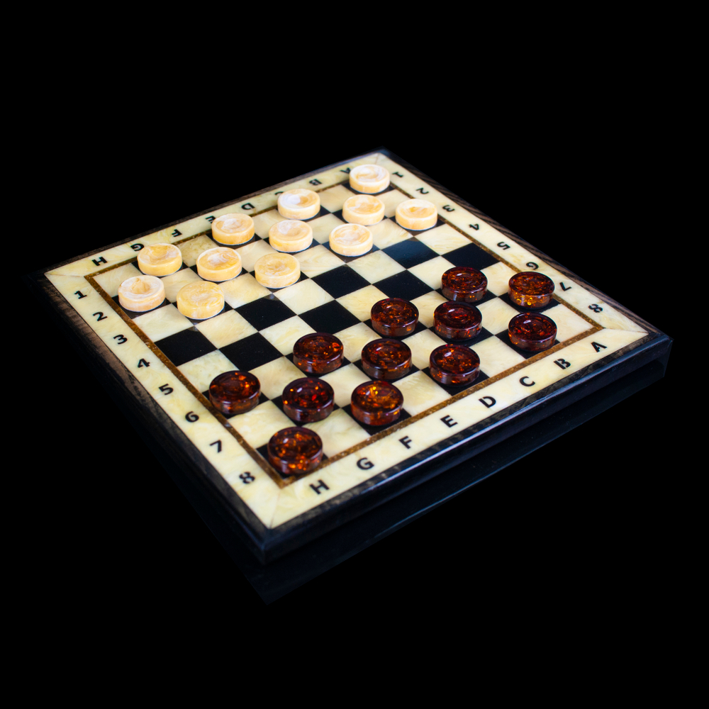 Янтарные шахматы "Молоко и чёрные" и доска-ларец 25 на 25 см