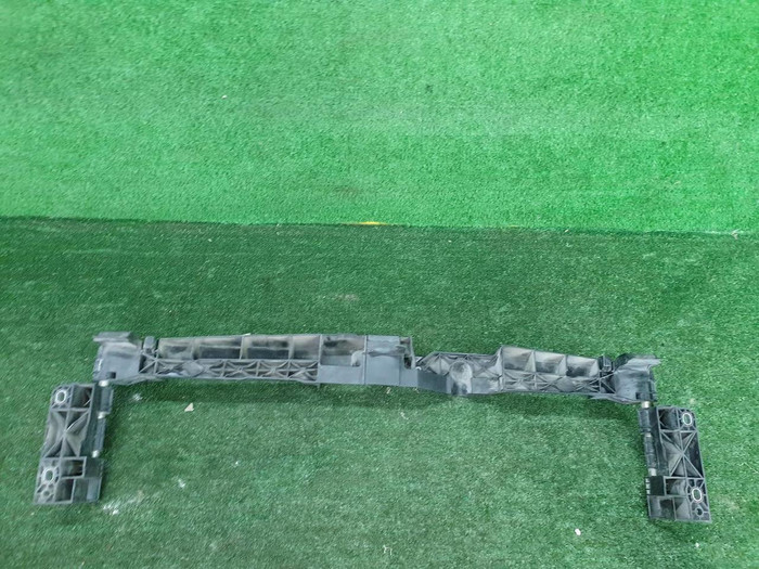 Кронштейн решетки радиатора Mercedes E W212 (2009-2016)